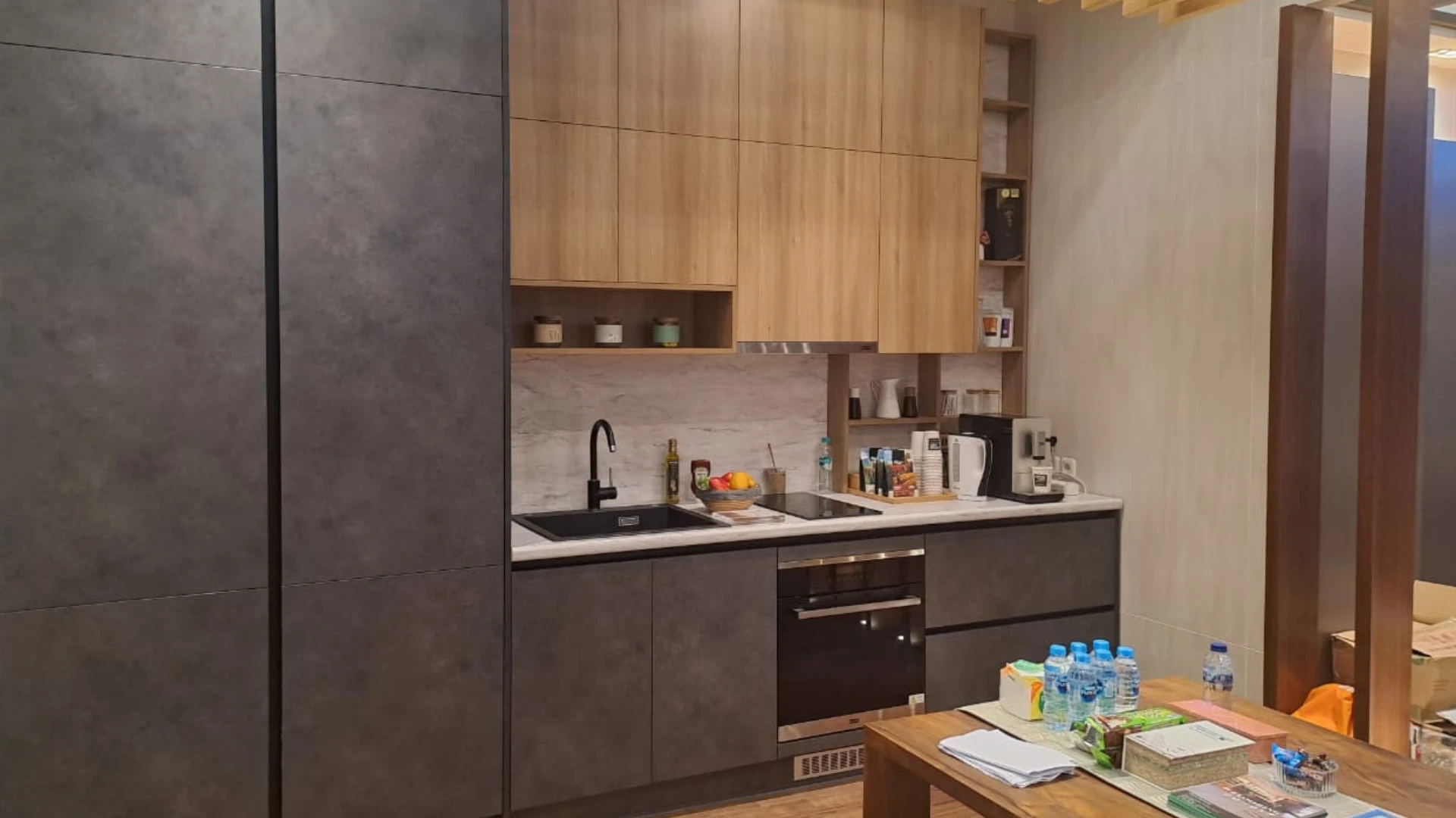 Aplikasi Kitchen Set minimalis menggunakan bahan MFC Board produksi PT Rimba Partikel Indonesia