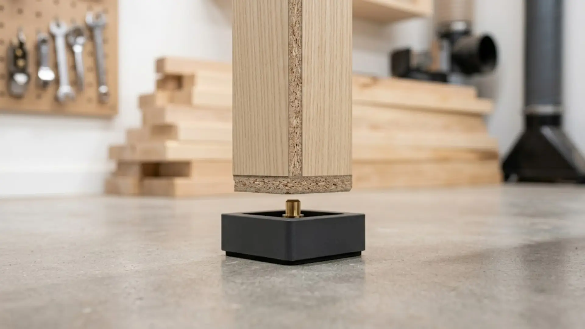 Furnitur particle board anti rayap dengan kaki penyangga untuk mencegah kontak lantai